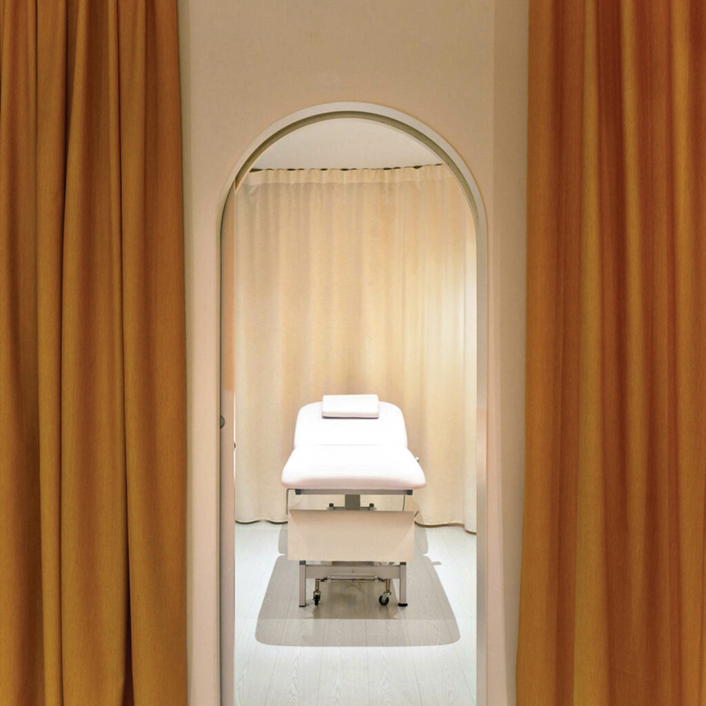 A treatment room’s cotton-polyester drapes by Prestige Curtain.